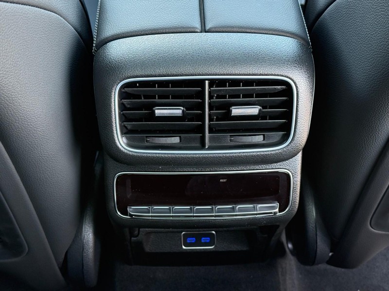 Mercedes-Benz GLE Vehicle Full-screen Gallery Image 13