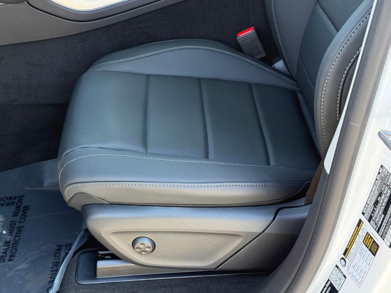 Mercedes-Benz GLE Vehicle Full-screen Gallery Image 16