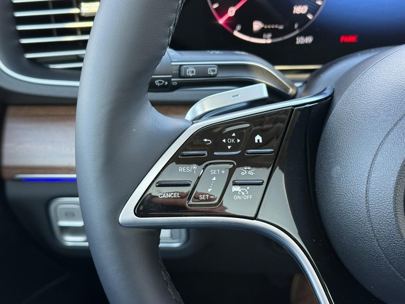 Mercedes-Benz GLE Vehicle Full-screen Gallery Image 18