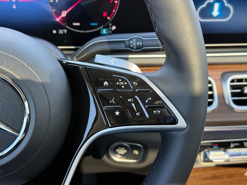 Mercedes-Benz GLE Vehicle Full-screen Gallery Image 19