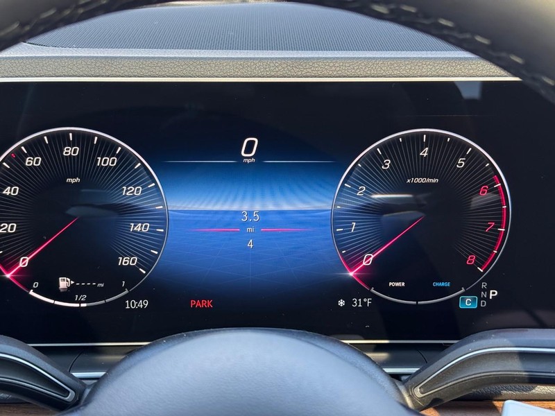 Mercedes-Benz GLE Vehicle Full-screen Gallery Image 20