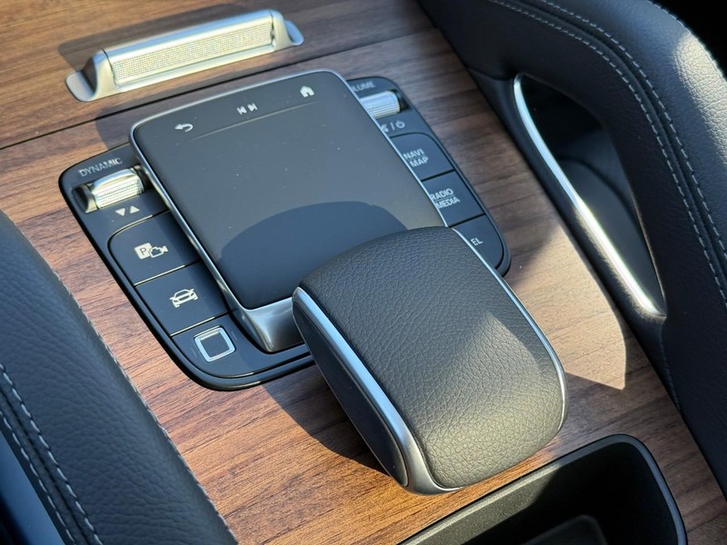 Mercedes-Benz GLE Vehicle Full-screen Gallery Image 21