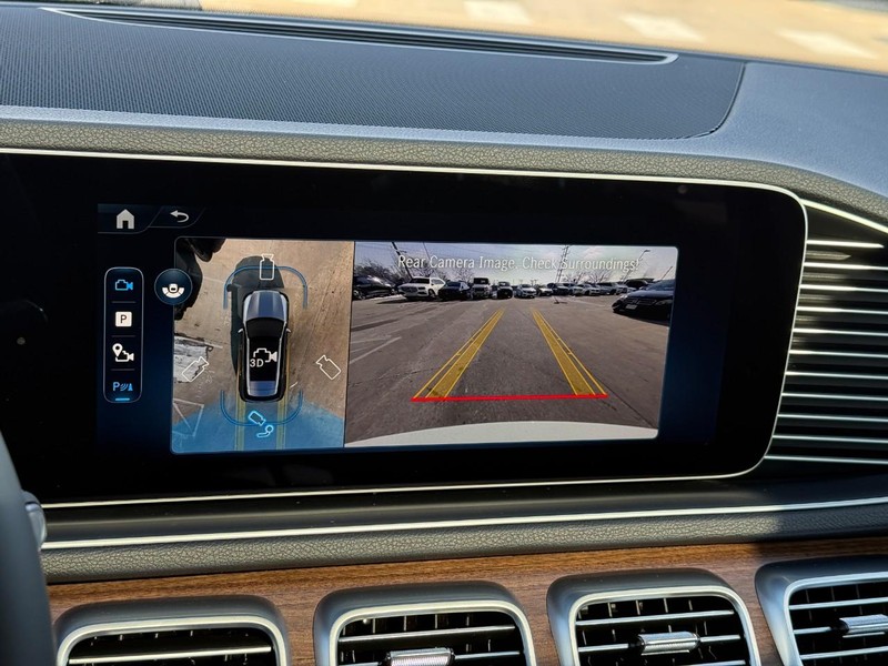 Mercedes-Benz GLE Vehicle Full-screen Gallery Image 22