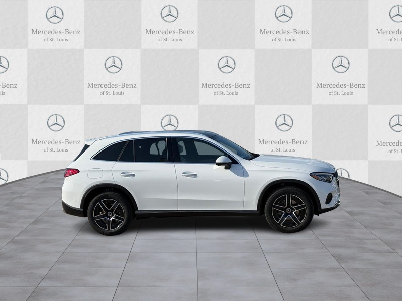 Mercedes-Benz GLC Vehicle Full-screen Gallery Image 2