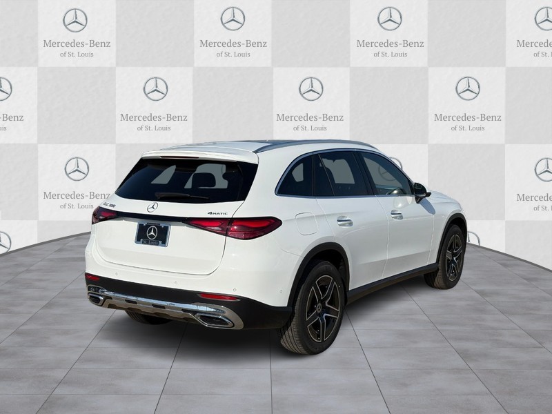 Mercedes-Benz GLC Vehicle Full-screen Gallery Image 3