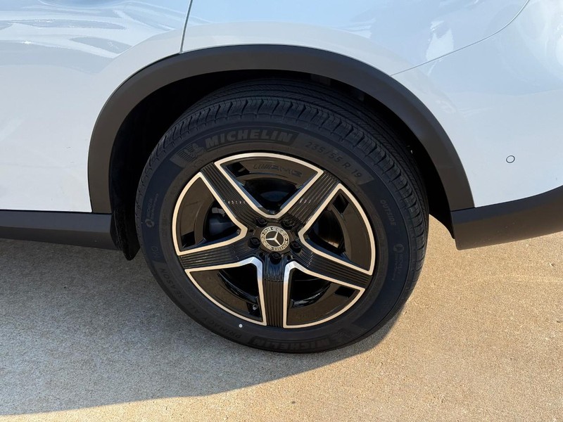 Mercedes-Benz GLC Vehicle Full-screen Gallery Image 4