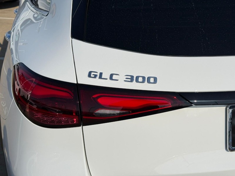 Mercedes-Benz GLC Vehicle Full-screen Gallery Image 5