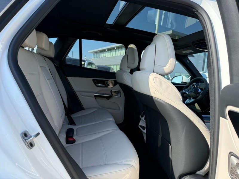 Mercedes-Benz GLC Vehicle Full-screen Gallery Image 7