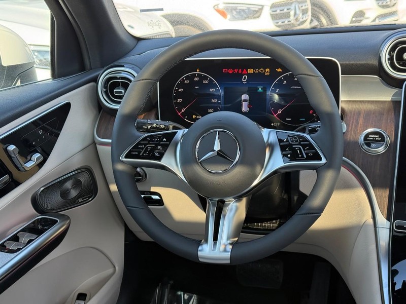 Mercedes-Benz GLC Vehicle Full-screen Gallery Image 9