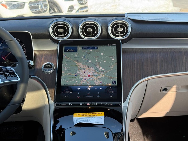 Mercedes-Benz GLC Vehicle Full-screen Gallery Image 10