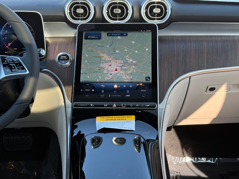 Mercedes-Benz GLC Vehicle Full-screen Gallery Image 11