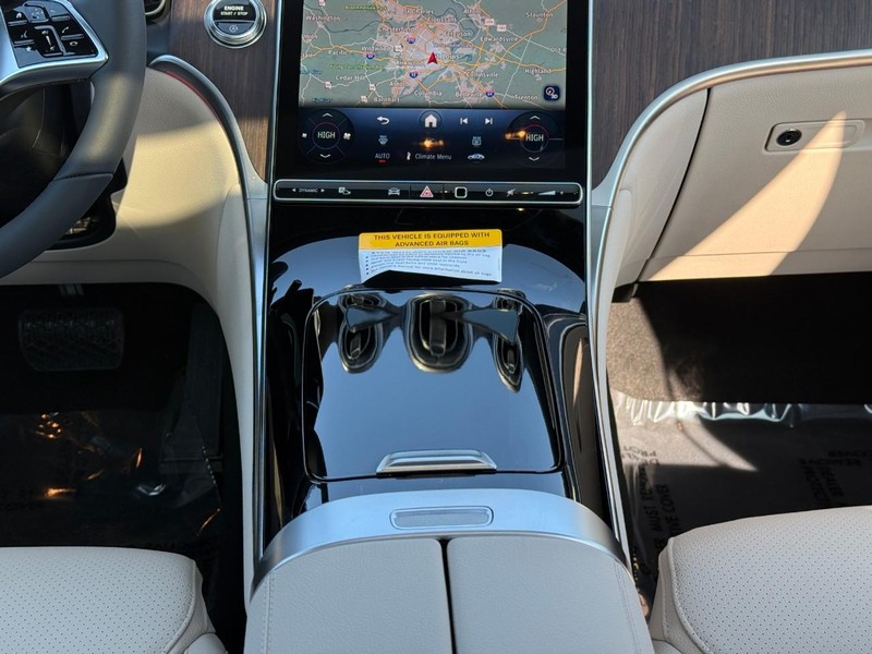 Mercedes-Benz GLC Vehicle Full-screen Gallery Image 12