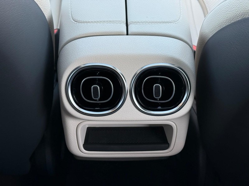 Mercedes-Benz GLC Vehicle Full-screen Gallery Image 13