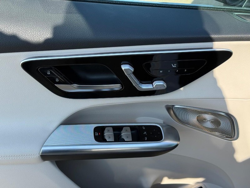 Mercedes-Benz GLC Vehicle Full-screen Gallery Image 14