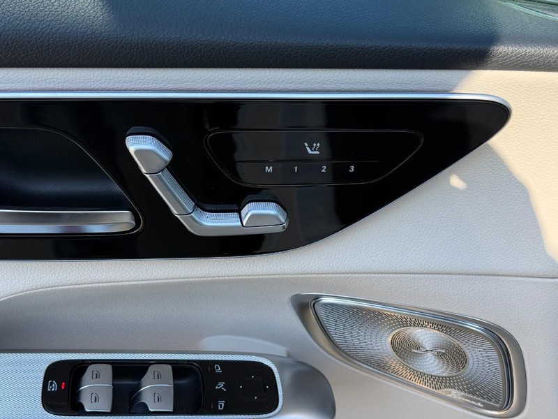 Mercedes-Benz GLC Vehicle Full-screen Gallery Image 15