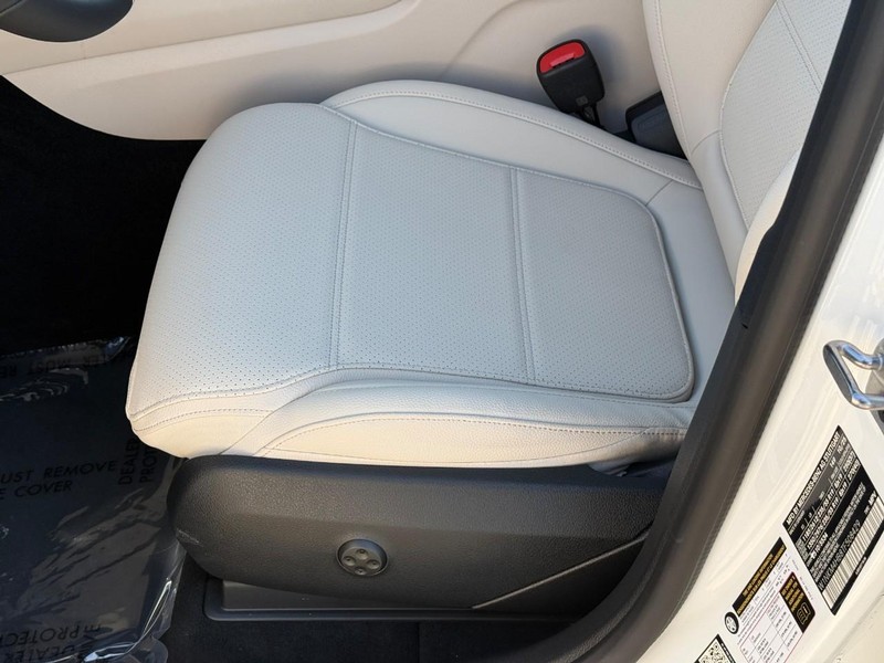 Mercedes-Benz GLC Vehicle Full-screen Gallery Image 16