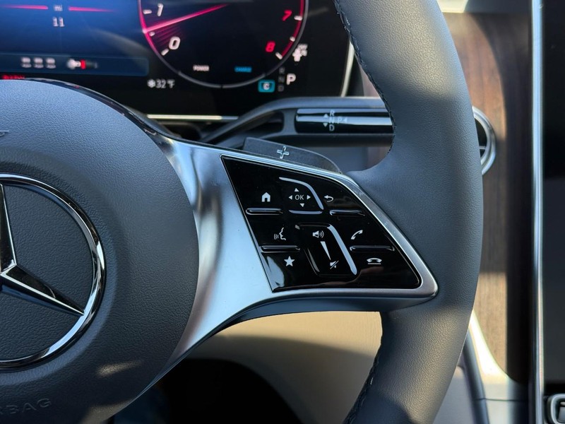 Mercedes-Benz GLC Vehicle Full-screen Gallery Image 18