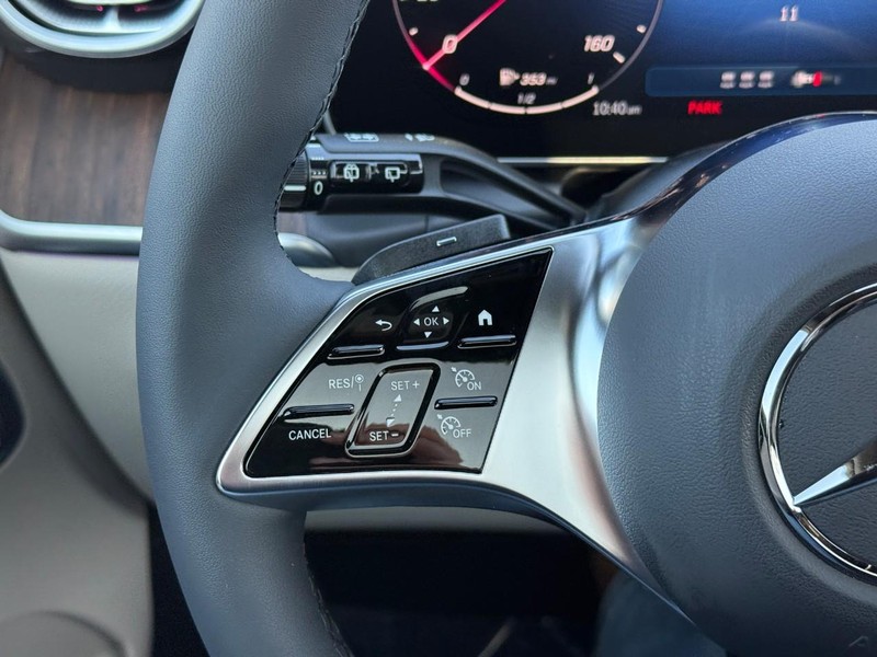 Mercedes-Benz GLC Vehicle Full-screen Gallery Image 19