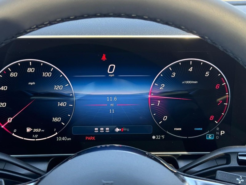 Mercedes-Benz GLC Vehicle Full-screen Gallery Image 20