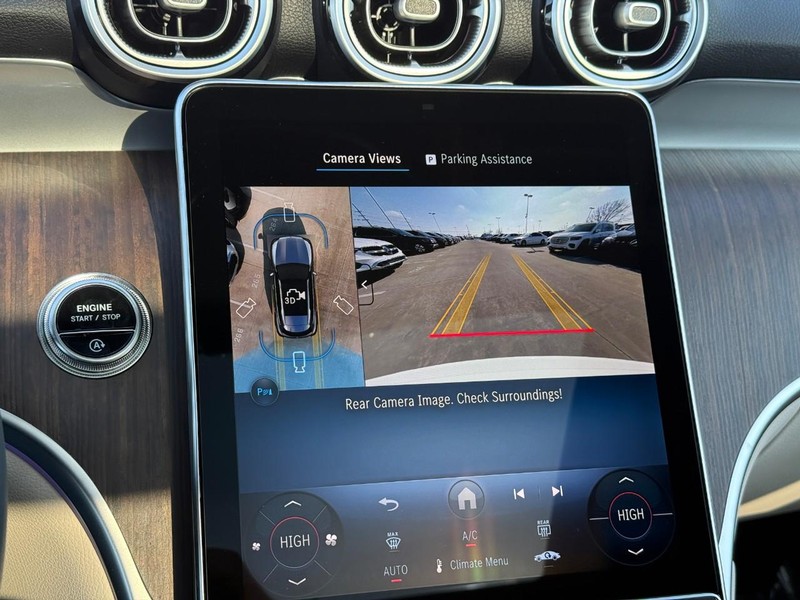 Mercedes-Benz GLC Vehicle Full-screen Gallery Image 21