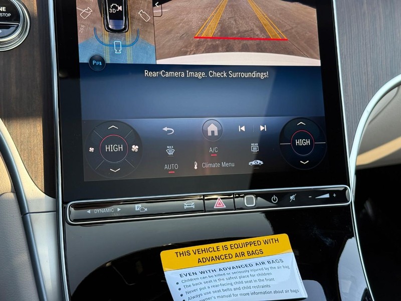 Mercedes-Benz GLC Vehicle Full-screen Gallery Image 22