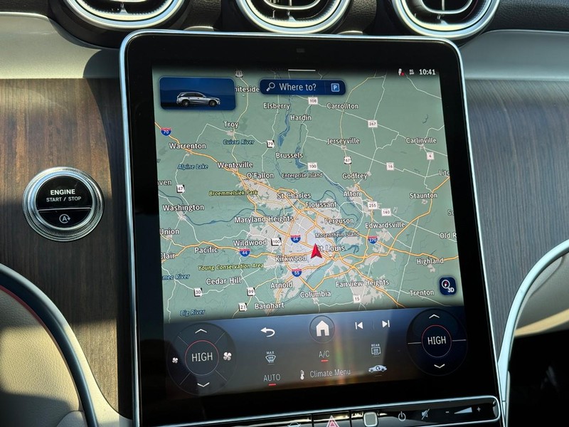 Mercedes-Benz GLC Vehicle Full-screen Gallery Image 23