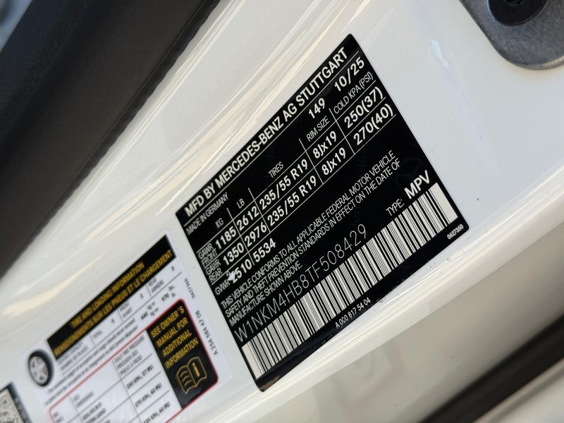 Mercedes-Benz GLC Vehicle Full-screen Gallery Image 24