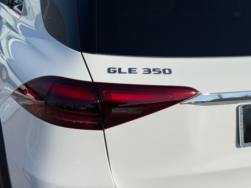 Mercedes-Benz GLE Vehicle Full-screen Gallery Image 4