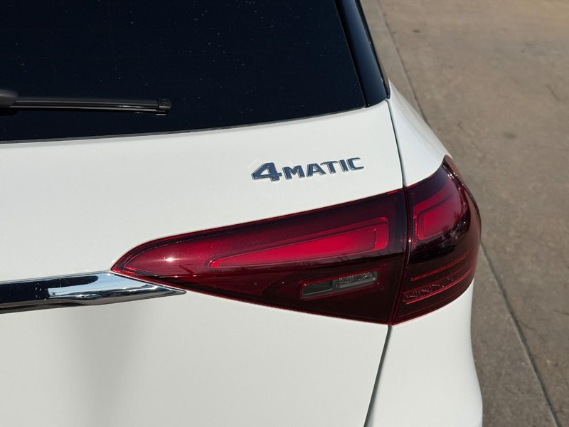 Mercedes-Benz GLE Vehicle Full-screen Gallery Image 5