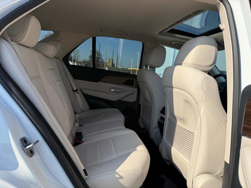 Mercedes-Benz GLE Vehicle Full-screen Gallery Image 6