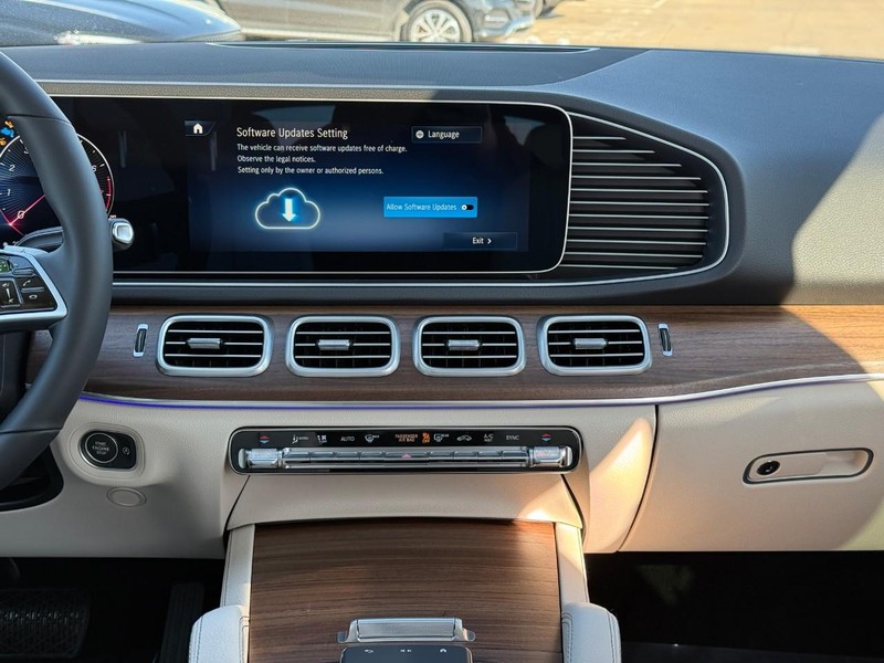 Mercedes-Benz GLE Vehicle Full-screen Gallery Image 9