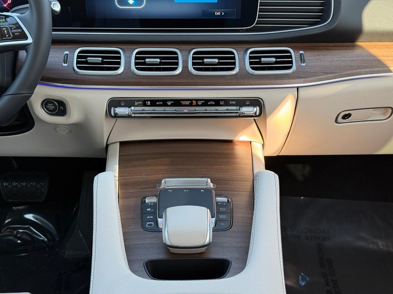 Mercedes-Benz GLE Vehicle Full-screen Gallery Image 10