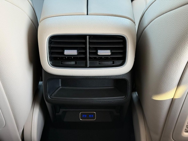 Mercedes-Benz GLE Vehicle Full-screen Gallery Image 12