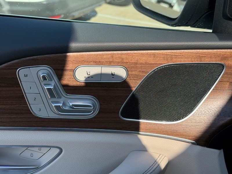 Mercedes-Benz GLE Vehicle Full-screen Gallery Image 14