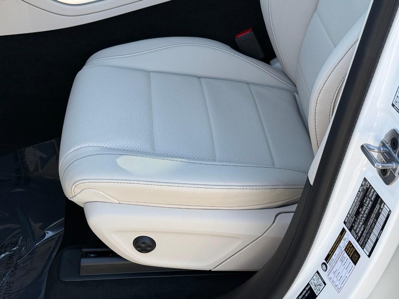 Mercedes-Benz GLE Vehicle Full-screen Gallery Image 15