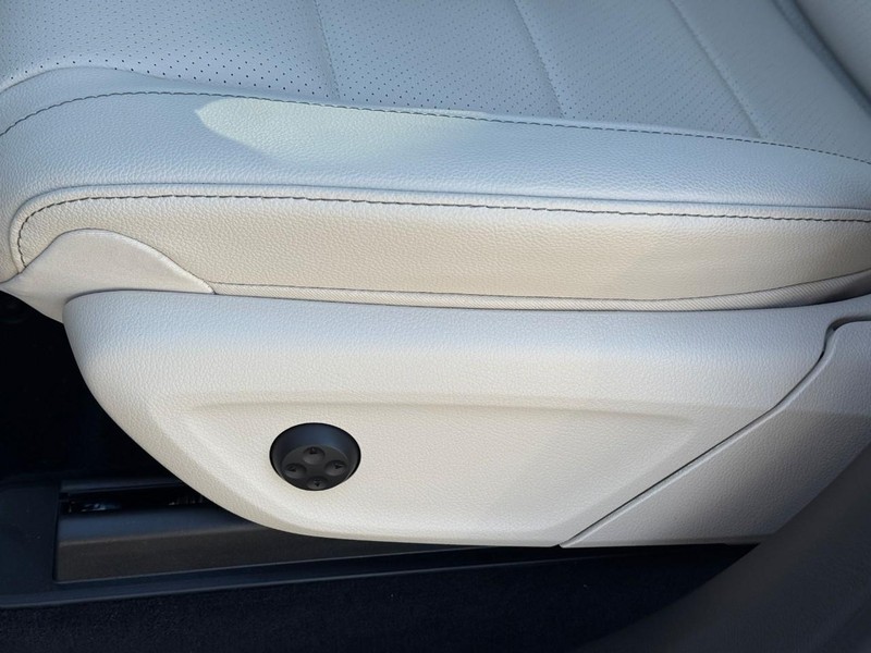 Mercedes-Benz GLE Vehicle Full-screen Gallery Image 16