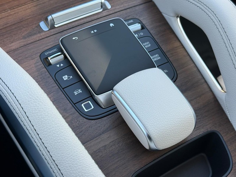 Mercedes-Benz GLE Vehicle Full-screen Gallery Image 17