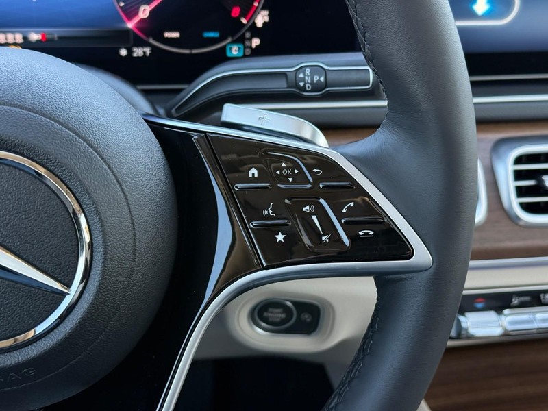 Mercedes-Benz GLE Vehicle Full-screen Gallery Image 18