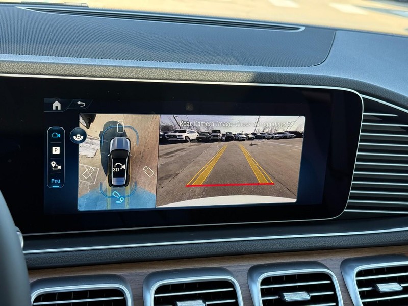 Mercedes-Benz GLE Vehicle Full-screen Gallery Image 20