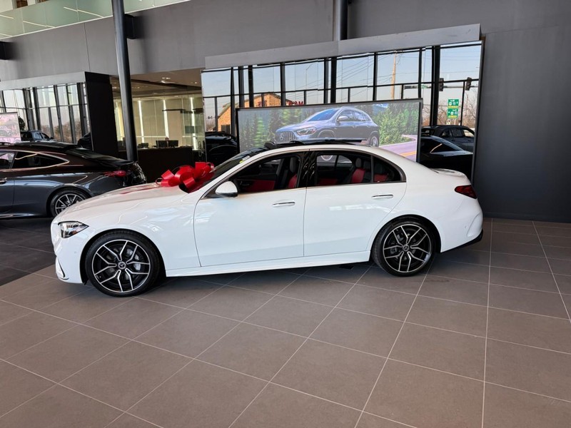 Mercedes-Benz C-Class Vehicle Full-screen Gallery Image 2