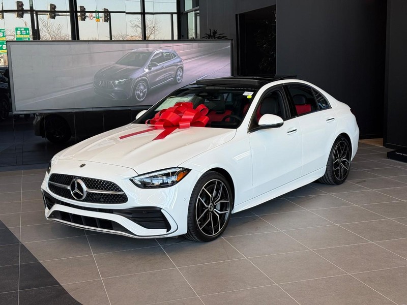 Mercedes-Benz C-Class Vehicle Full-screen Gallery Image 3