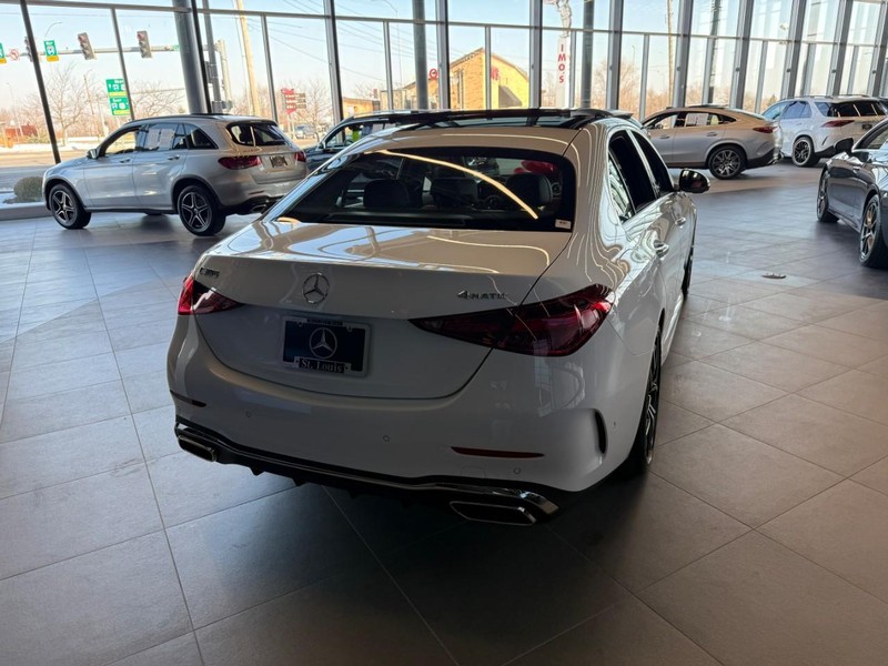 Mercedes-Benz C-Class Vehicle Full-screen Gallery Image 5