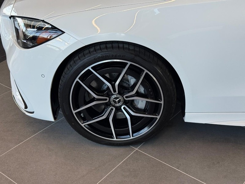 Mercedes-Benz C-Class Vehicle Full-screen Gallery Image 6