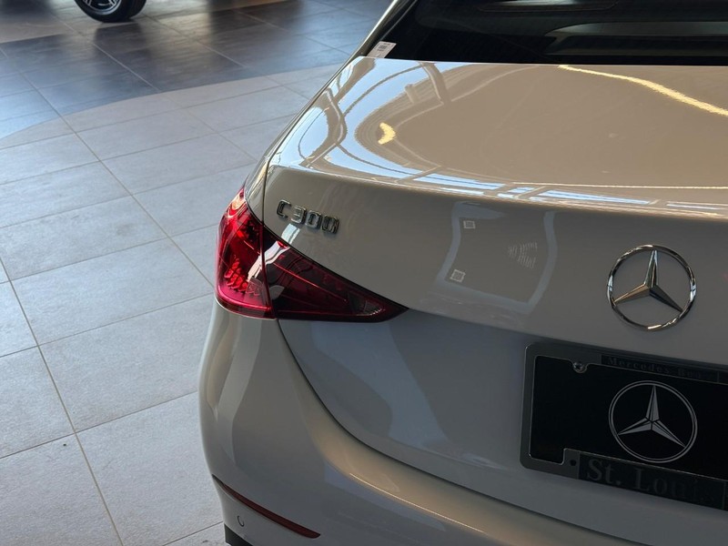 Mercedes-Benz C-Class Vehicle Full-screen Gallery Image 7