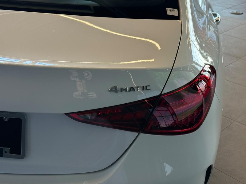 Mercedes-Benz C-Class Vehicle Full-screen Gallery Image 8