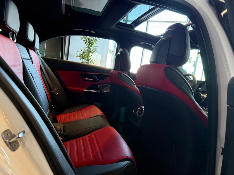 Mercedes-Benz C-Class Vehicle Full-screen Gallery Image 9