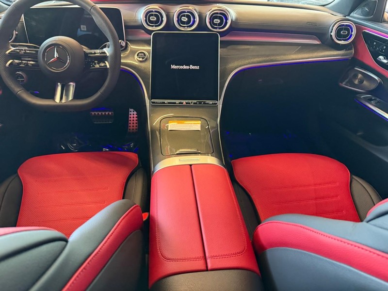 Mercedes-Benz C-Class Vehicle Full-screen Gallery Image 10