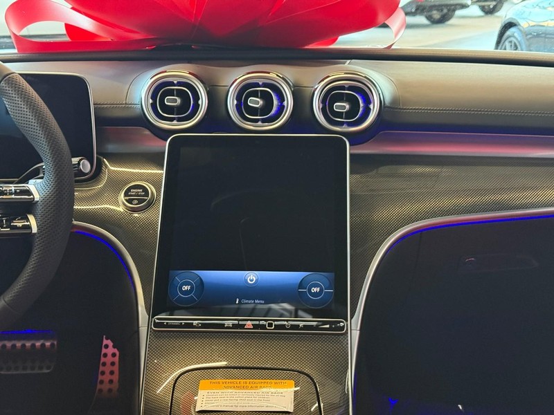 Mercedes-Benz C-Class Vehicle Full-screen Gallery Image 12