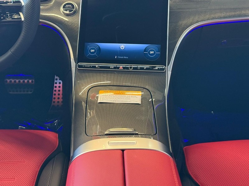 Mercedes-Benz C-Class Vehicle Full-screen Gallery Image 13