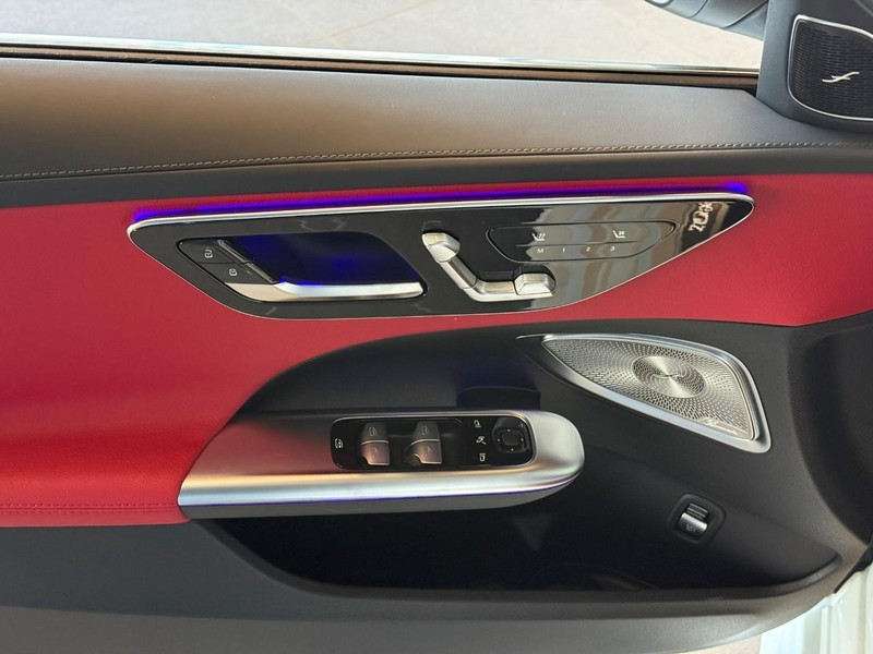 Mercedes-Benz C-Class Vehicle Full-screen Gallery Image 14